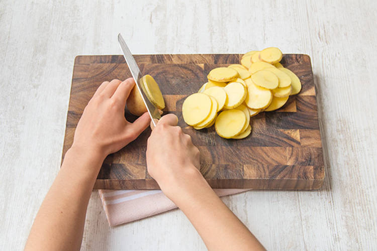 Snijd de aardappel in dunne plakken.