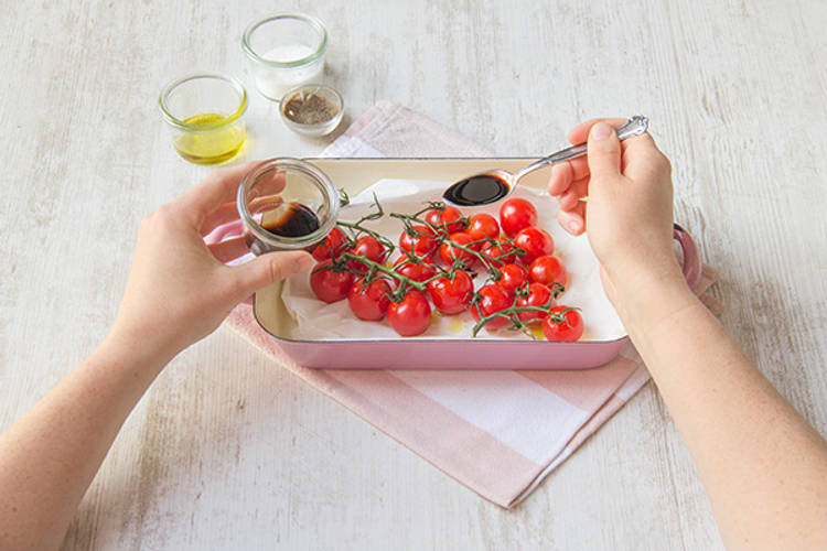 Besprenkel de tomaten met zwarte balsamicoazijn.