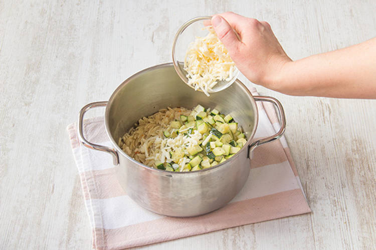 Meng de gruyére en courgette met de orzo.