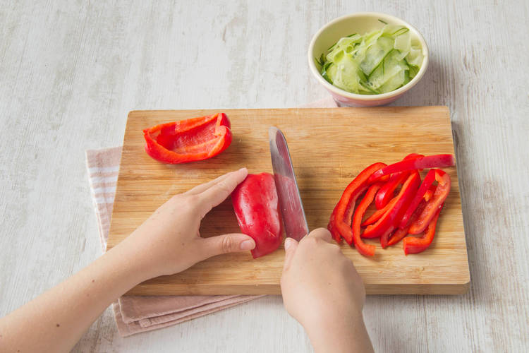 Snijd de paprika en komkommer