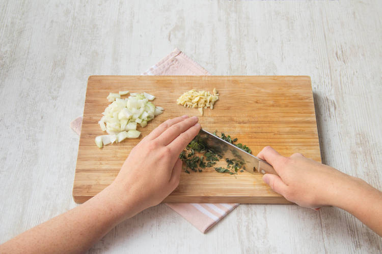 snijd de ui, knoflook en oregano fijn
