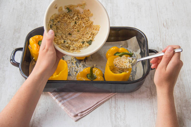Vul de paprika's met parelcouscous