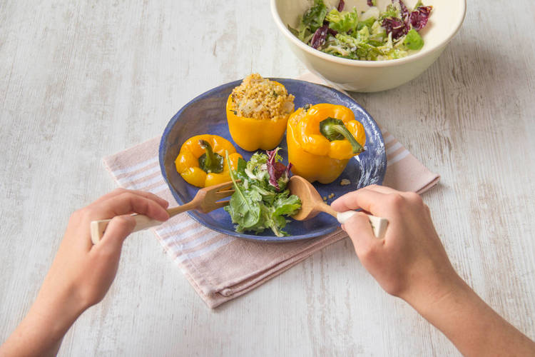 Verdeel de gevulde paprika’s over de borden en serveer met de salade