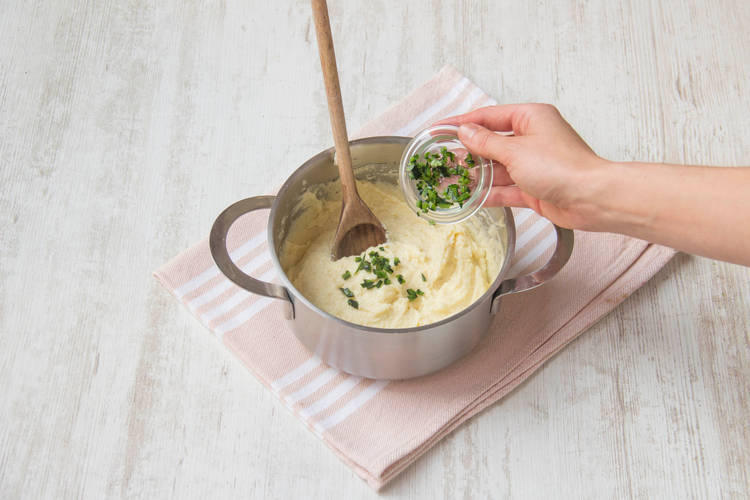 Make the spicy cheddar grits