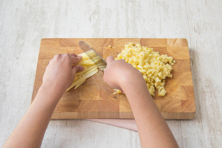 Snijd de aardappelen klein