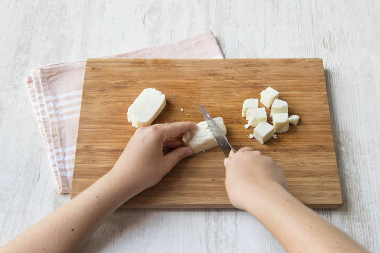 Halloumi schneiden