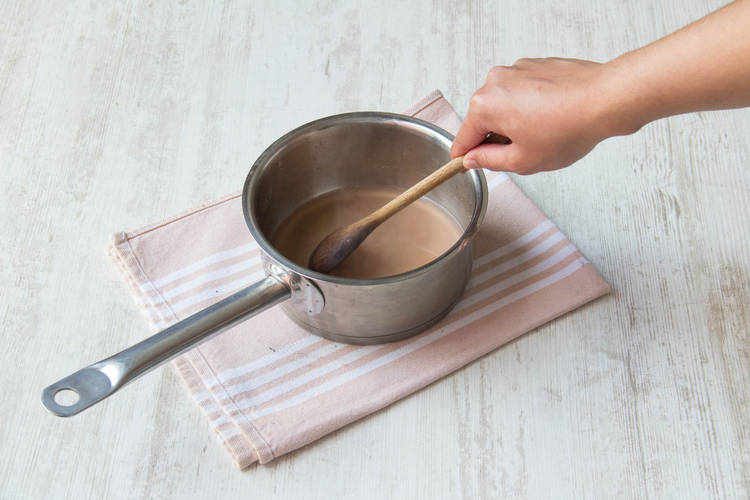 Laat de rode wijnazijn inkoken