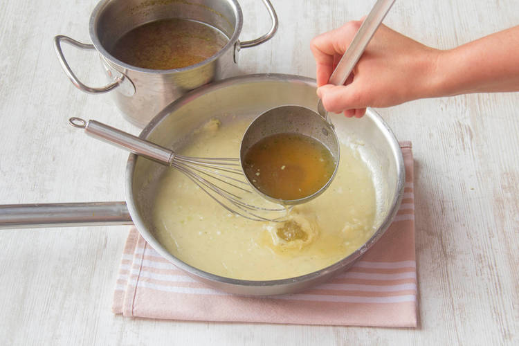 Voeg bouillon toe en roer goed