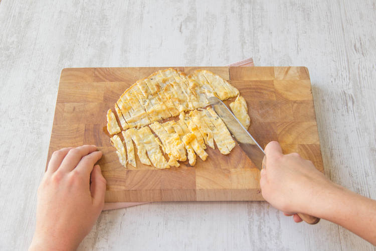 Snijd de omelet in reepjes