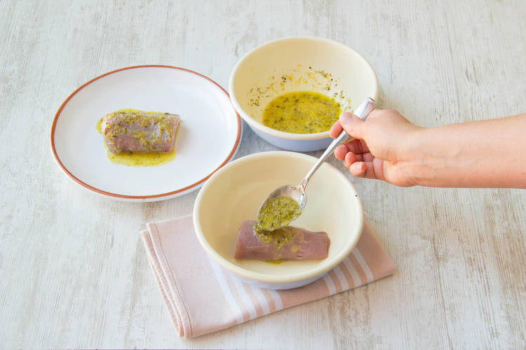 Schweinefilet mit Marinade beträufeln