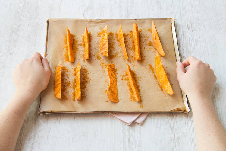 Süsskartoffeln auf dem Blech verteilen