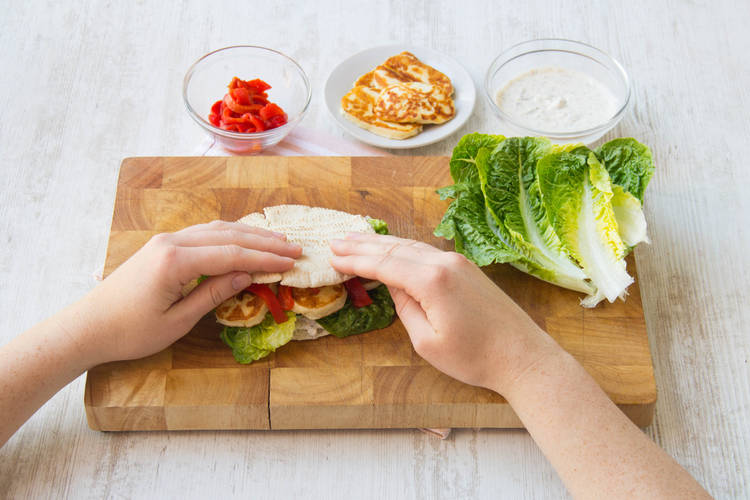 Pita mit Sesam-Minz-Joghurt beträufeln