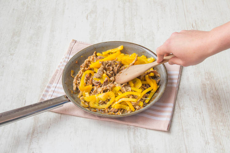 Bak de kalkoengyros met de paprika