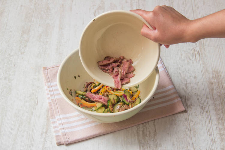 Voeg de kogelbiefstuk bij de salade