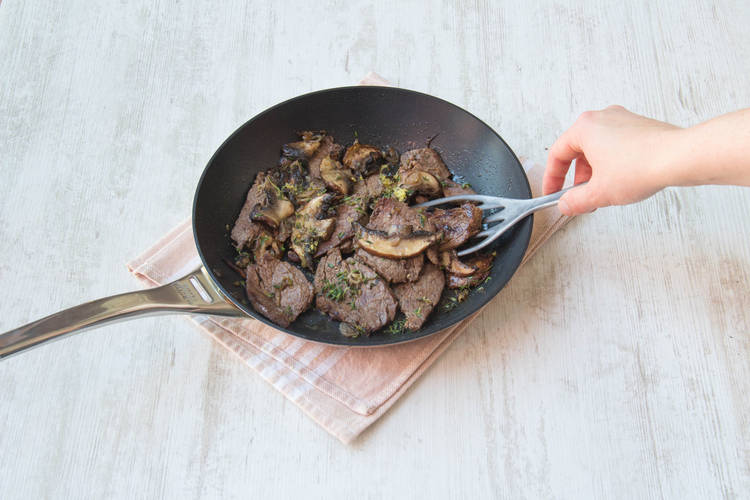 Fleisch und Pilze anbraten
