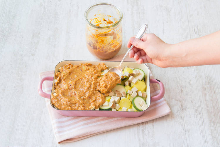 Auflauf mit Pesto bestreichen