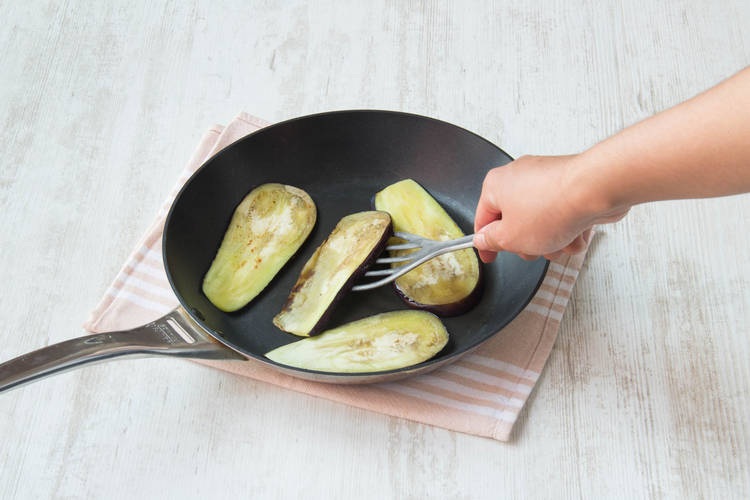 Snijd de aubergine