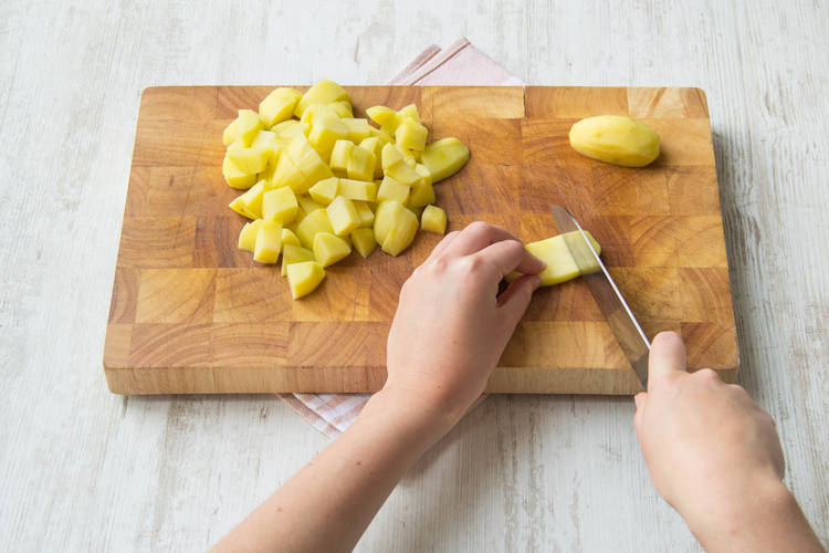 Snijd de aardappelen