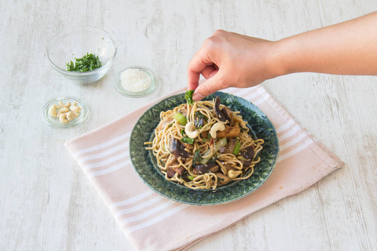 Garneer met kokosrasp, cashewnoten en krulpeterselie