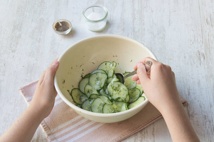 Dill und Gurke vermengen