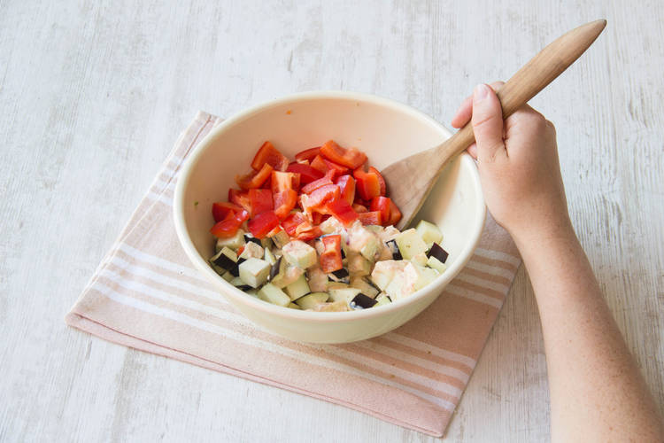 Aubergine und Paprika vermengen