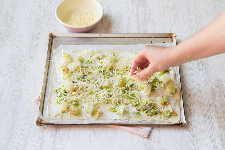 Flammkuchenteig bestreichen