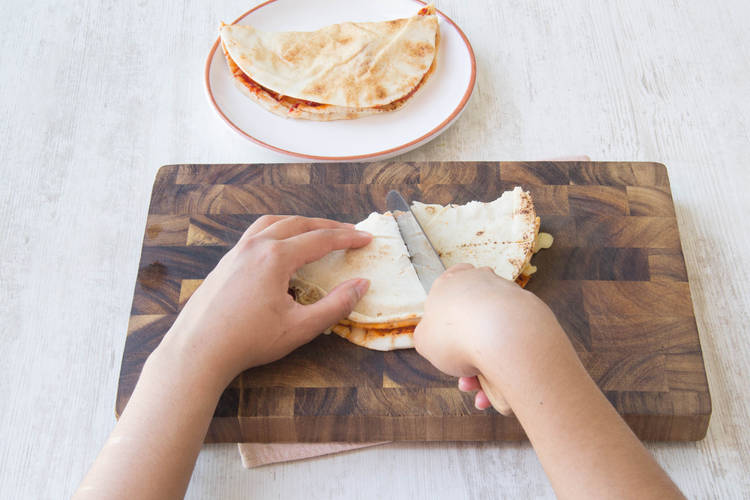Snijd de quesadilla's doormidden