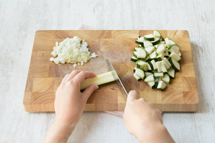 Snijd de courgette klein