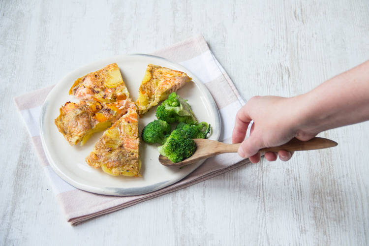 Serveer de tortilla met de brocolli.