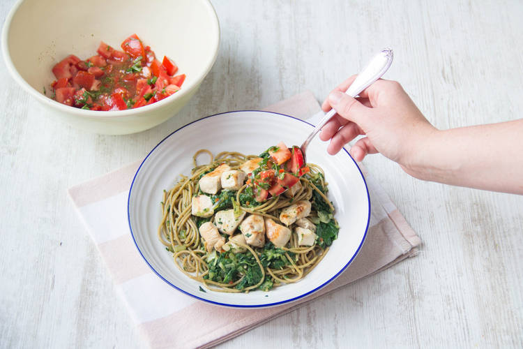 Verdeel de spaghetti over de borden.