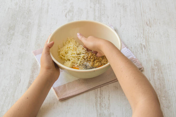 Meng de ingrediënten in een kom.
