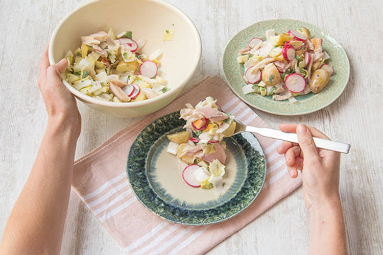 Verdeel de aardappelsalade over de borden.