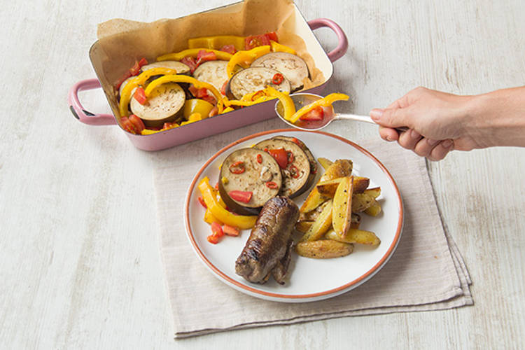 Serveer de runderrolletjes met de aardappelen en de groente.