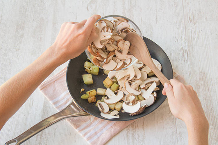 Voeg halverwege de kastanjechampignons toe.