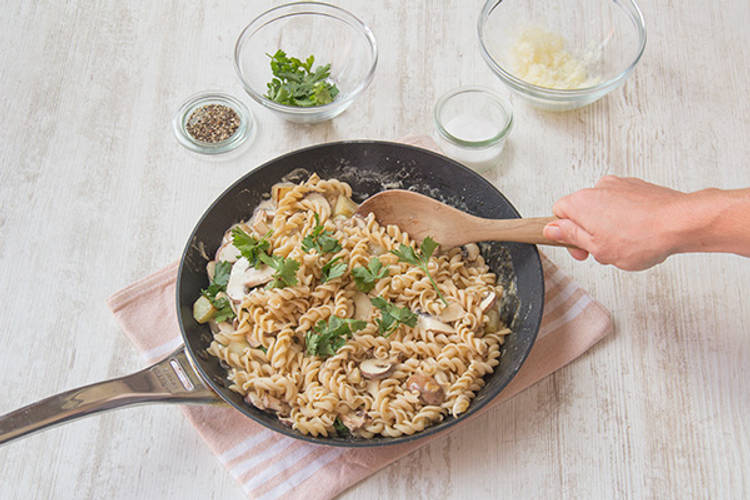 Voeg de fusilli toe.