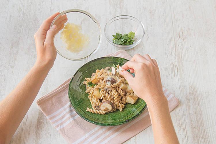 garneer met de overige pecorino.