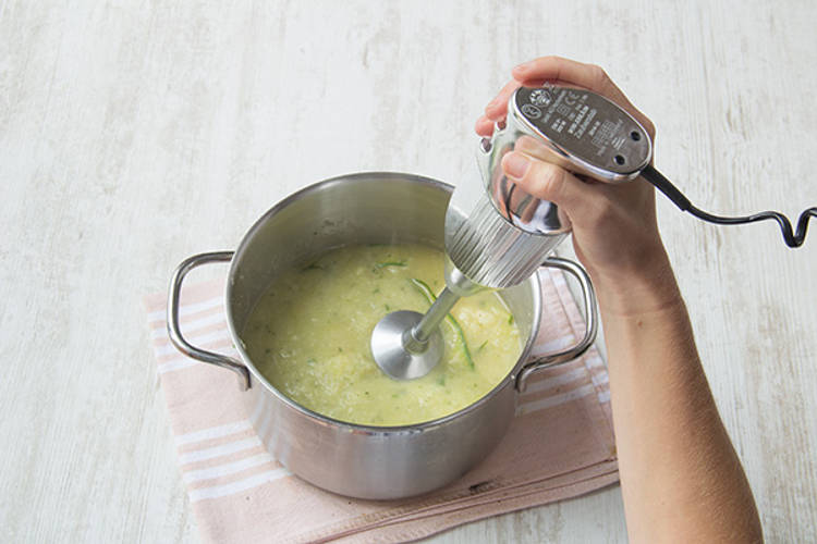 Pureer de soep met de staafmixer.