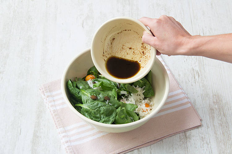 Verdeel de dressing over de salade