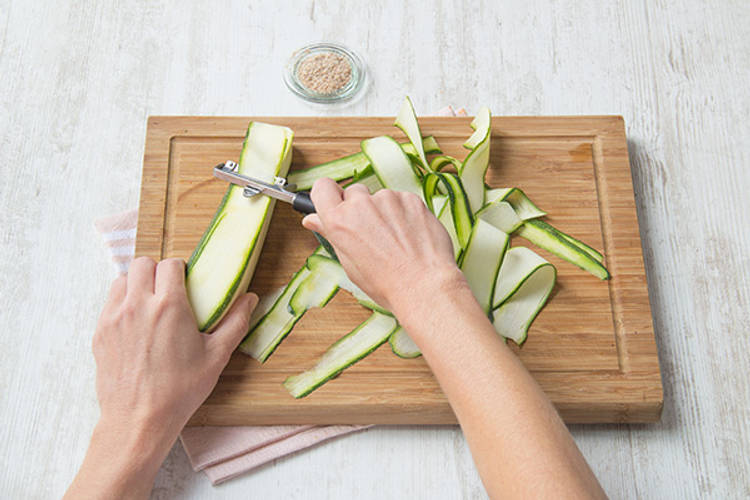 Schaaf de courgette in linten