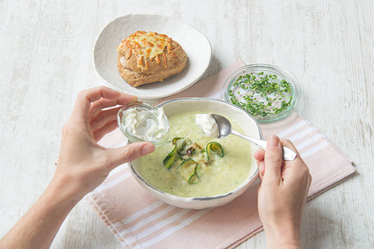 Garneer de crème fraîche over de soepkom
