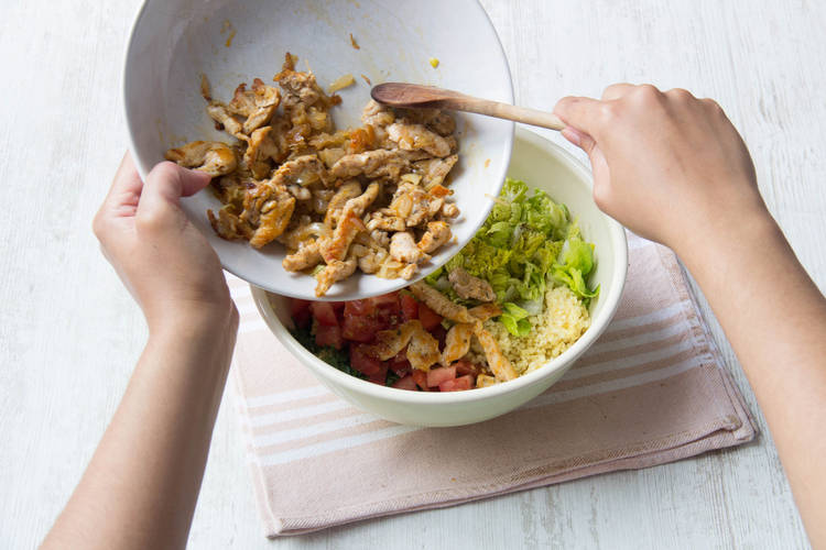 Meng de kipgyros door de tabouleh