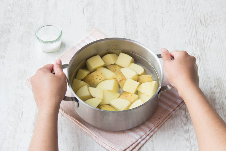 Zorg dat de aardappelen onder water staan