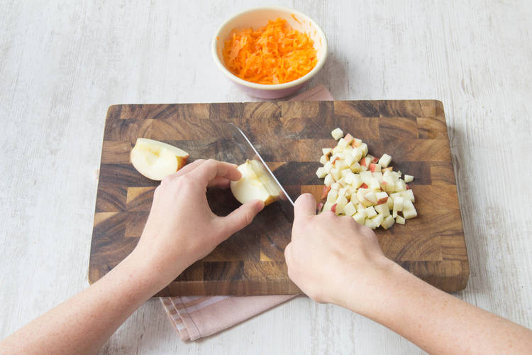 Snijd de appel in blokjes