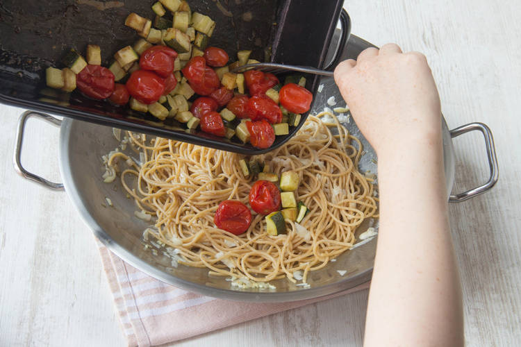 Voeg de groenten toe aan de spaghetti
