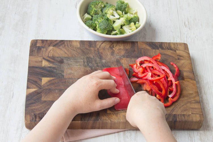 Snijd de paprika in smalle repen