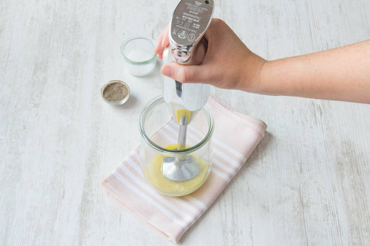 Meng de dressing met een staafmixer