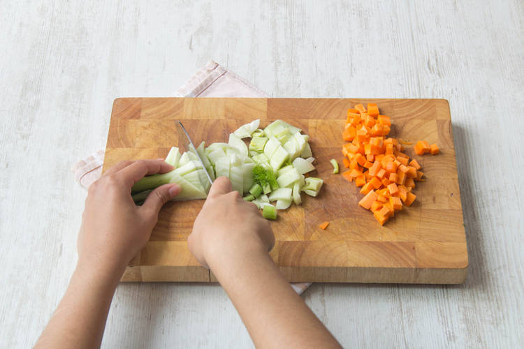 Karotten und Fenchel schneiden
