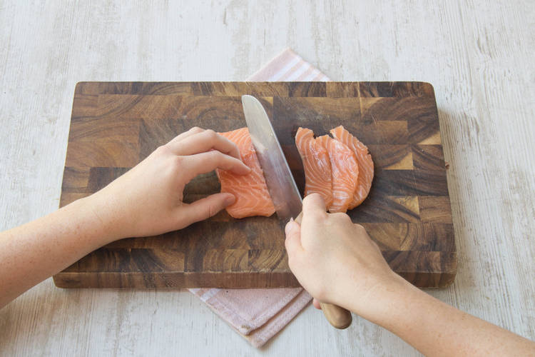 Snijd de zalm in dunne plakken