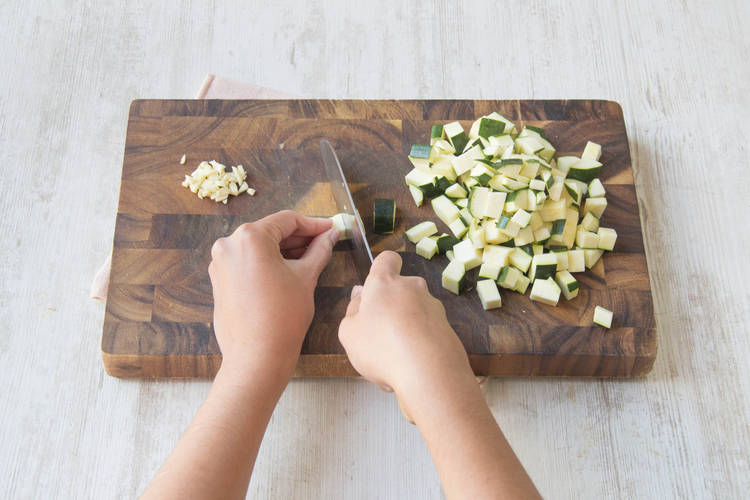 Snijd de courgette klein