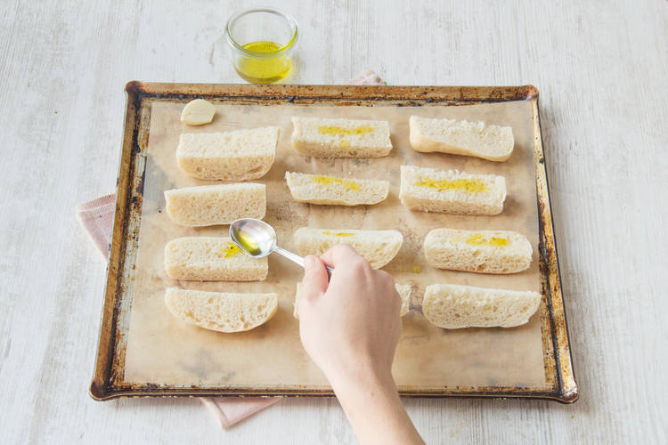 Besprenkel de ciabatta met olijfolie